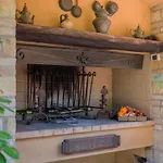 Nina Villa